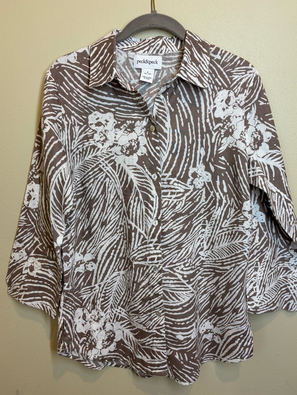 Peck & Peck Women’s 100% linen 3/4 sleeve button down, tan & white, Small